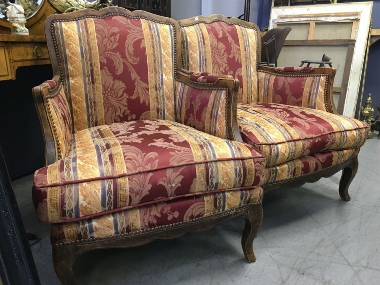 Ensemble de trois fauteuils et deux bergères, garniture de soie brodée sur fond…