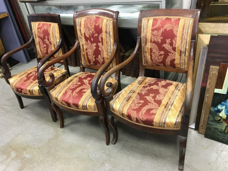Ensemble de trois fauteuils et deux bergères, garniture de soie brodée sur fond…