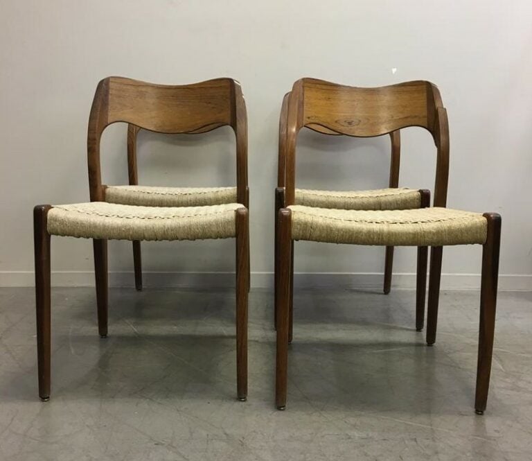 MOBILIER SCANDINAVE. - Quatre chaises, structure en teck (une cassée) et assise…