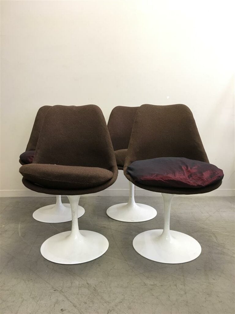 KNOLL. - Ensemble de quatre chaises mdèle "tulipe", piètement en métal et garni…