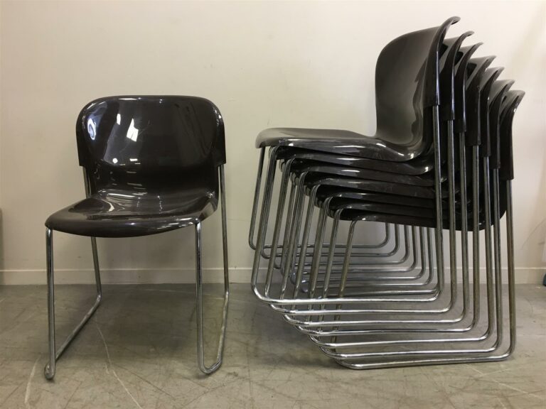 Gerd LANGE (né en 1931). - Huit chaises modèle SM400K, structure en acier (oxyd…