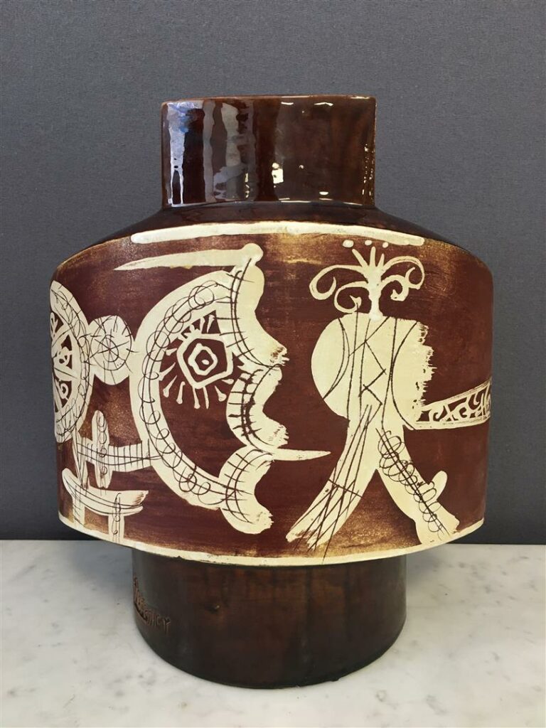 Gilbert PORTANIER (né en 1926), potier à VALLAURIS. - Vase en céramique à profi…