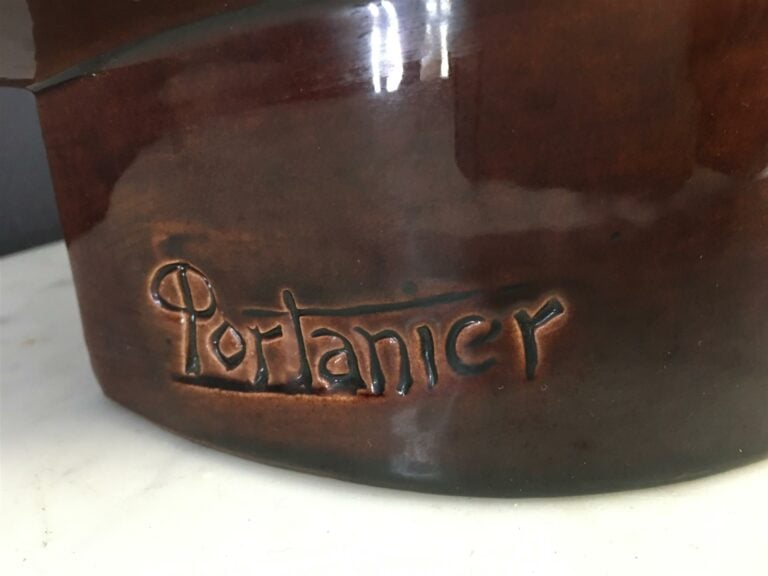 Gilbert PORTANIER (né en 1926), potier à VALLAURIS. - Vase en céramique à profi…