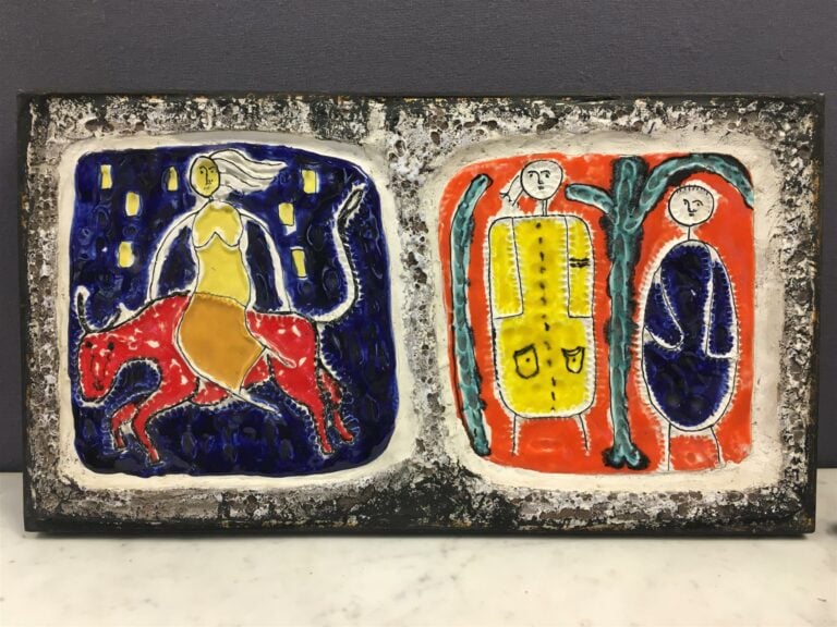 Plaque en lave émaillée à décor de personnages dans le goût naif. - Travail des…