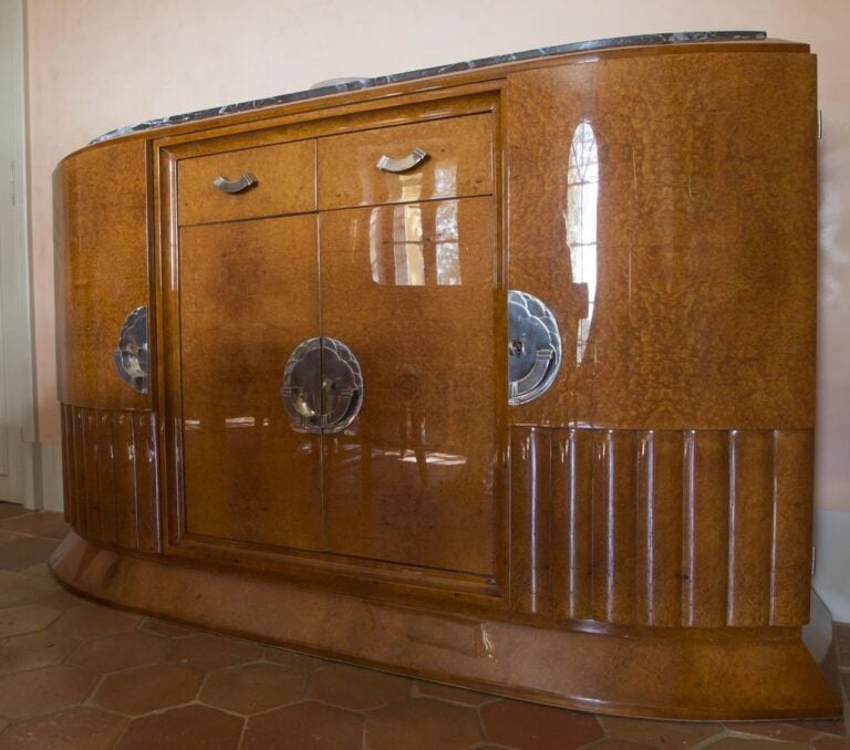 Buffet-enfilade en placage de loupe, ouvrant par deux tiroirs et quatre vantaux…