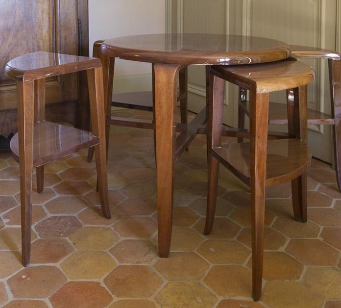 Table de milieu ronde en placage d'acajou et ronce de noyer, et quatre tables d…