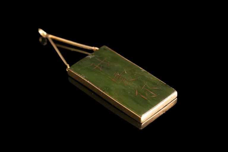 PLAQUE / PENDENTIF EN PIERRE DURE A MONTURE EN OR 14K - Vietnam / Indochine, XX…