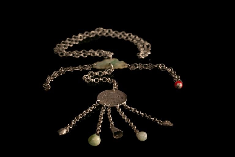CURIOSITE - COLLIER EN ARGENT BAS TITRE AVEC CABOCHONS ET MONNAIE - Chine, 20th…