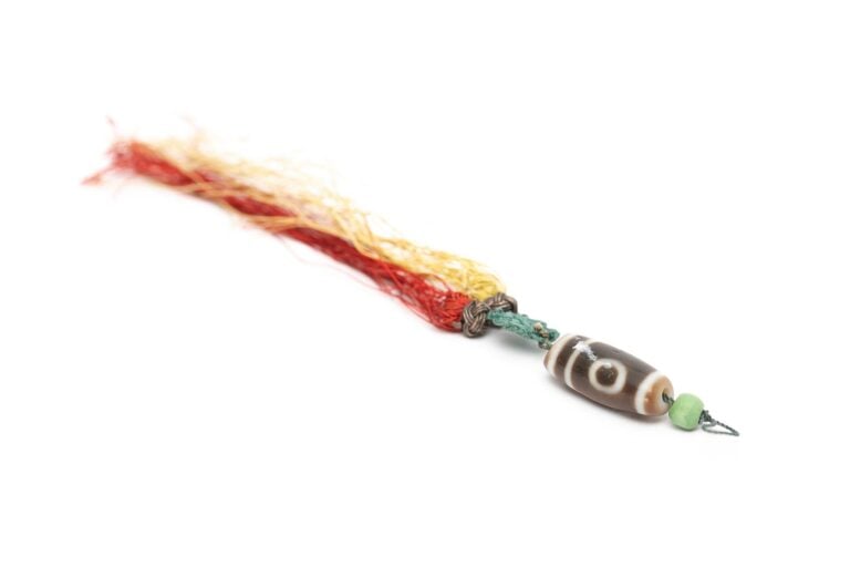 PENDENTIF A L'IMITATION D'UNE PERLE DZI - Chine, Moderne - H: 2,7 cm - D: 1 cm…