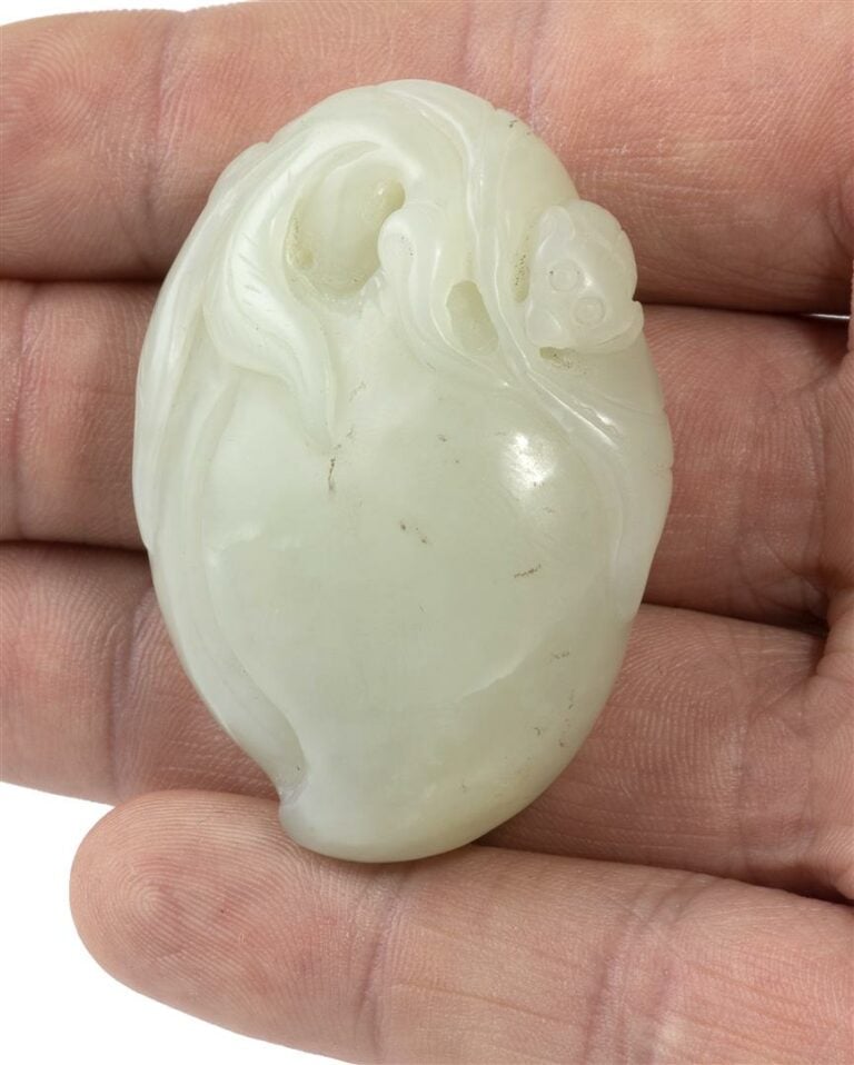 [PARIS] PENDENTIF EN JADE NEPHRITE A L'IMITATION D'UNE PÊCHE ET D'UNE CHAUVE-SO…