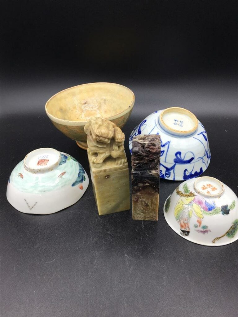 Lot de 10 bols et 2 cachets asiatiques - Décor de dragons, paysages et marques…