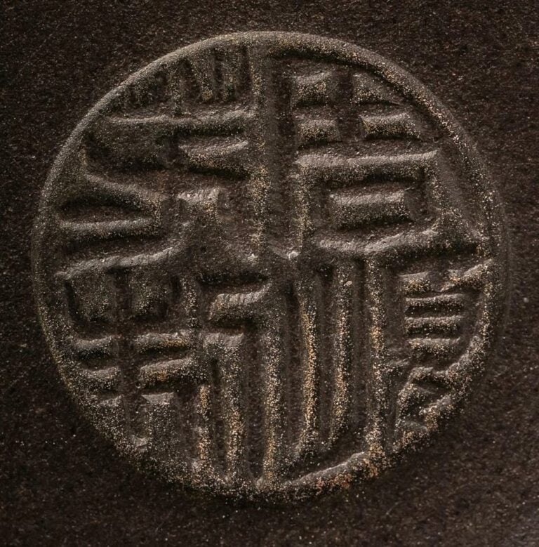 THEIERE EN GRES DE TYPE YIXING - Chine, XXème siècle - Faite d'une terre marron…