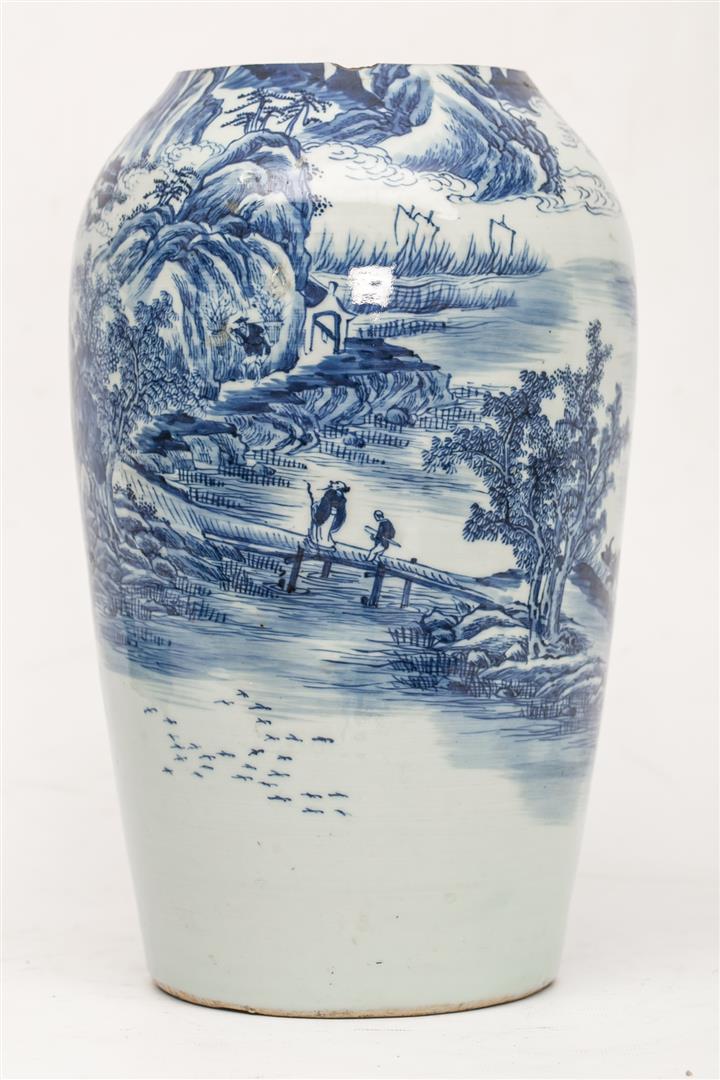 VASE EN PORCELAINE BLEU BLANC - Chine, Epoque XIXe ou XXe siècle - Ne reste que…