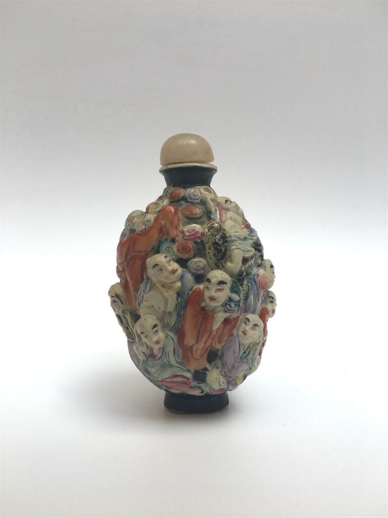 FLACON TABATIERE EN PORCELAINE MOULEE A DECOR DE LOHANS / LUOHANS - Chine, XXe…