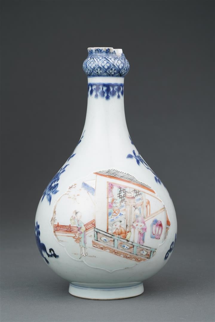 VASE PIRIFORME A COL EN FORME D'OIGNON EN PORCELAINE A DECOR EMAILLE POLYCHROME…