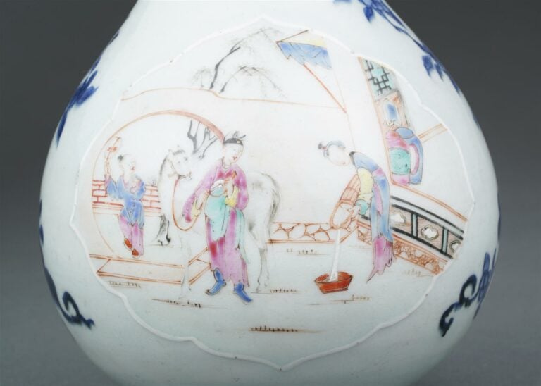 VASE PIRIFORME A COL EN FORME D'OIGNON EN PORCELAINE A DECOR EMAILLE POLYCHROME…