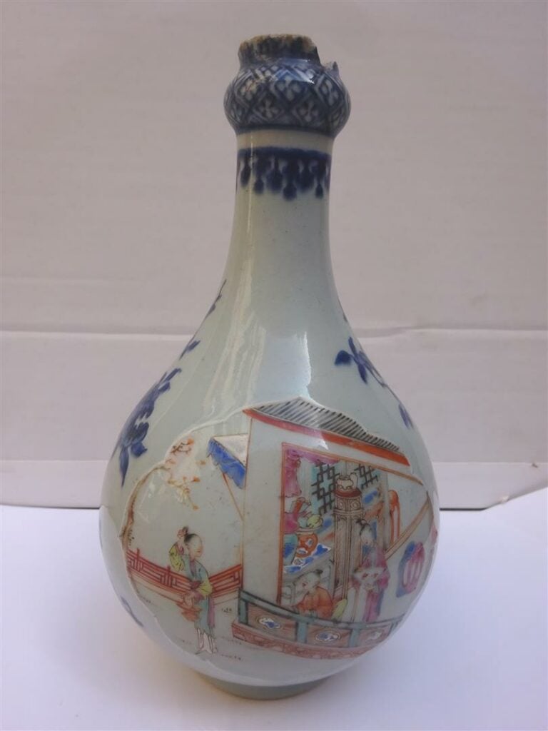 VASE PIRIFORME A COL EN FORME D'OIGNON EN PORCELAINE A DECOR EMAILLE POLYCHROME…