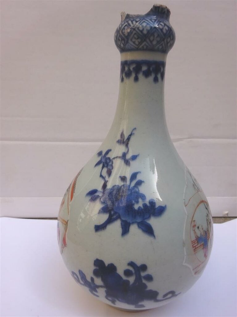 VASE PIRIFORME A COL EN FORME D'OIGNON EN PORCELAINE A DECOR EMAILLE POLYCHROME…