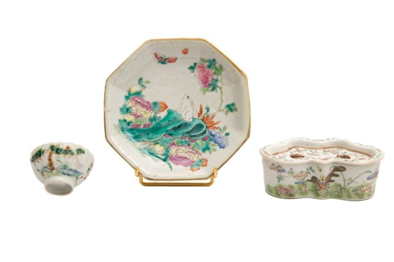 LOT DE TROIS (3) PORCELAINES A DECOR EMAILLE POLYCHROME DANS LE STYLE DE LA « F…