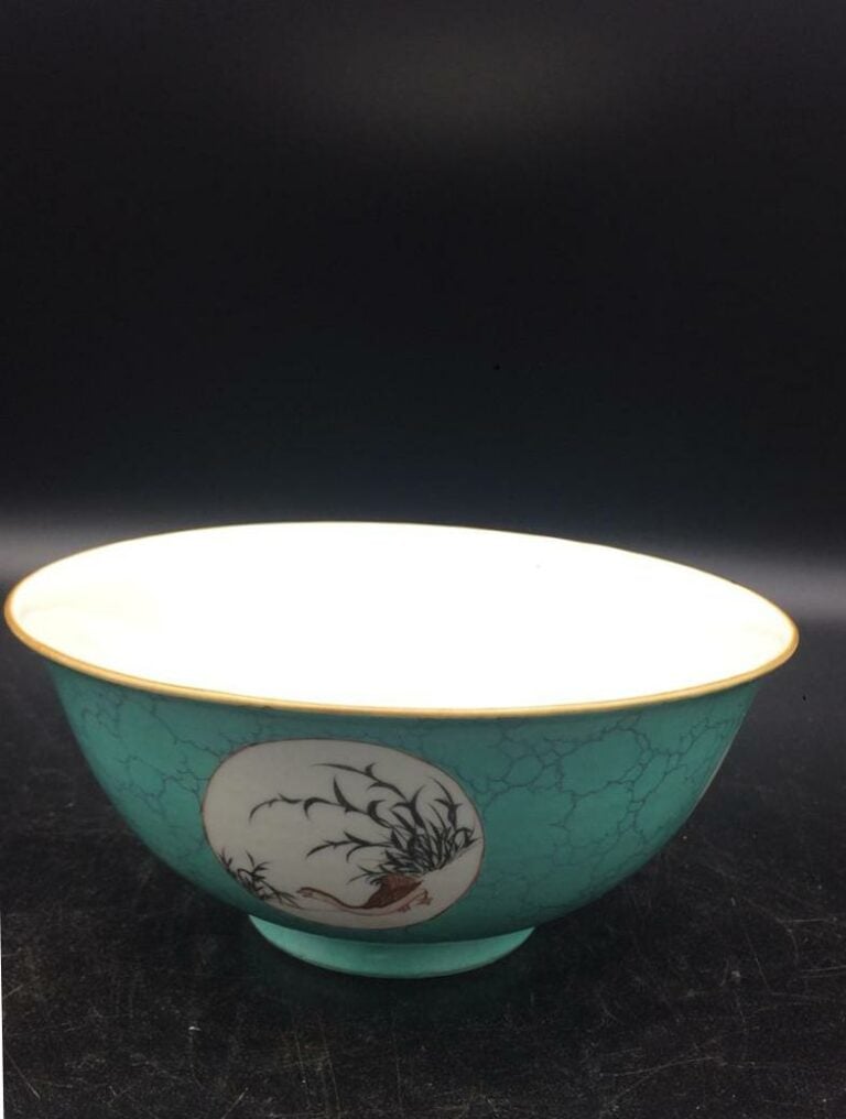 BOL EN PORCELAINE EMAILLEE A L'IMITATION DE LA TURQUOISE - Chine, XXe siècle -…
