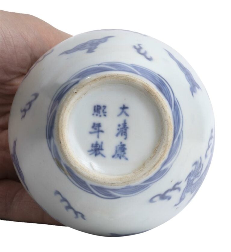 VASE OVOIDE EN PORCELAINE BLEU BLANC A DECOR DE DRAGON - Chine, Moderne - Orné…
