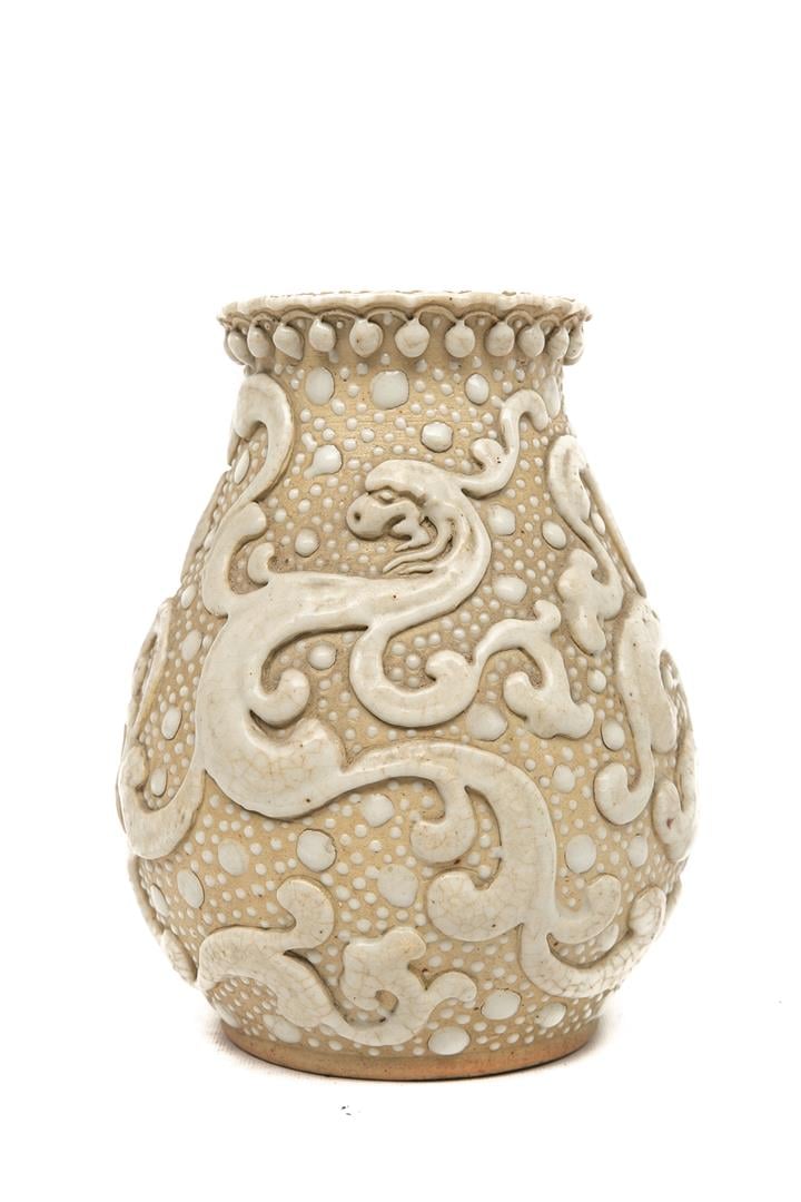VASE ARCHAISANT EN PORCELAINE DE NANKIN - Chine, XXe siècle - Au riche décor en…