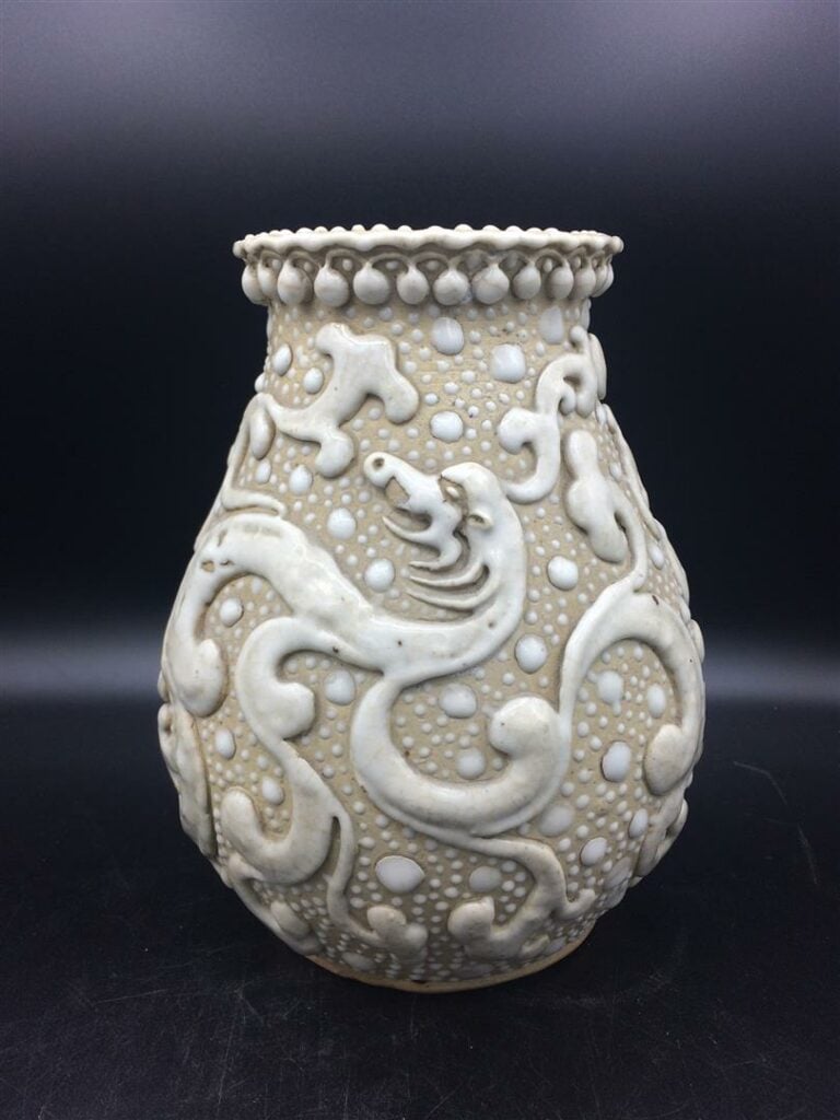 VASE ARCHAISANT EN PORCELAINE DE NANKIN - Chine, XXe siècle - Au riche décor en…