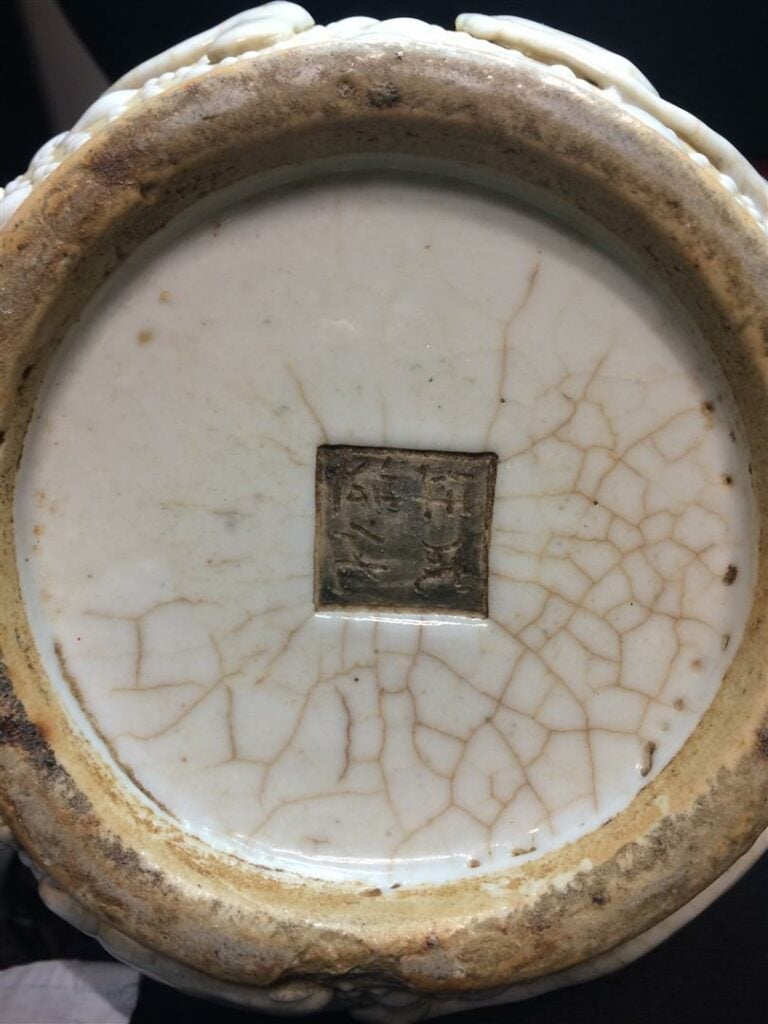VASE ARCHAISANT EN PORCELAINE DE NANKIN - Chine, XXe siècle - Au riche décor en…
