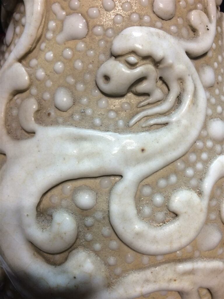 VASE ARCHAISANT EN PORCELAINE DE NANKIN - Chine, XXe siècle - Au riche décor en…