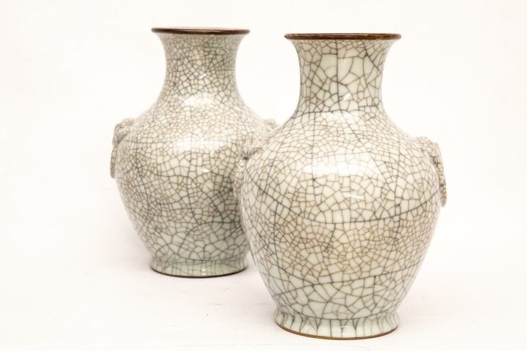 PAIRE DE VASES EN PORCELAINE CRAQUELEE EN FORME DE GRENADE, SHILIUZUN - Chine,…