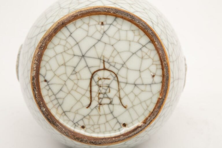 PAIRE DE VASES EN PORCELAINE CRAQUELEE EN FORME DE GRENADE, SHILIUZUN - Chine,…
