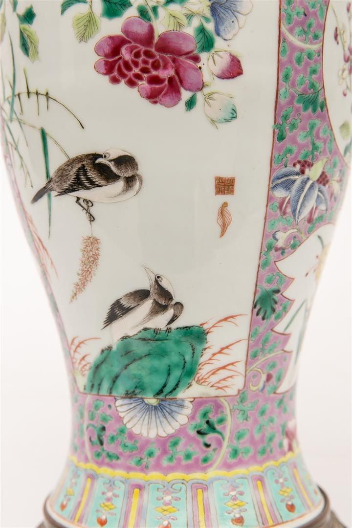 POTICHE COUVERTE EN PORCELAINE A DECOR POLYCHROME DANS LE STYLE DE LA FAMILLE R…