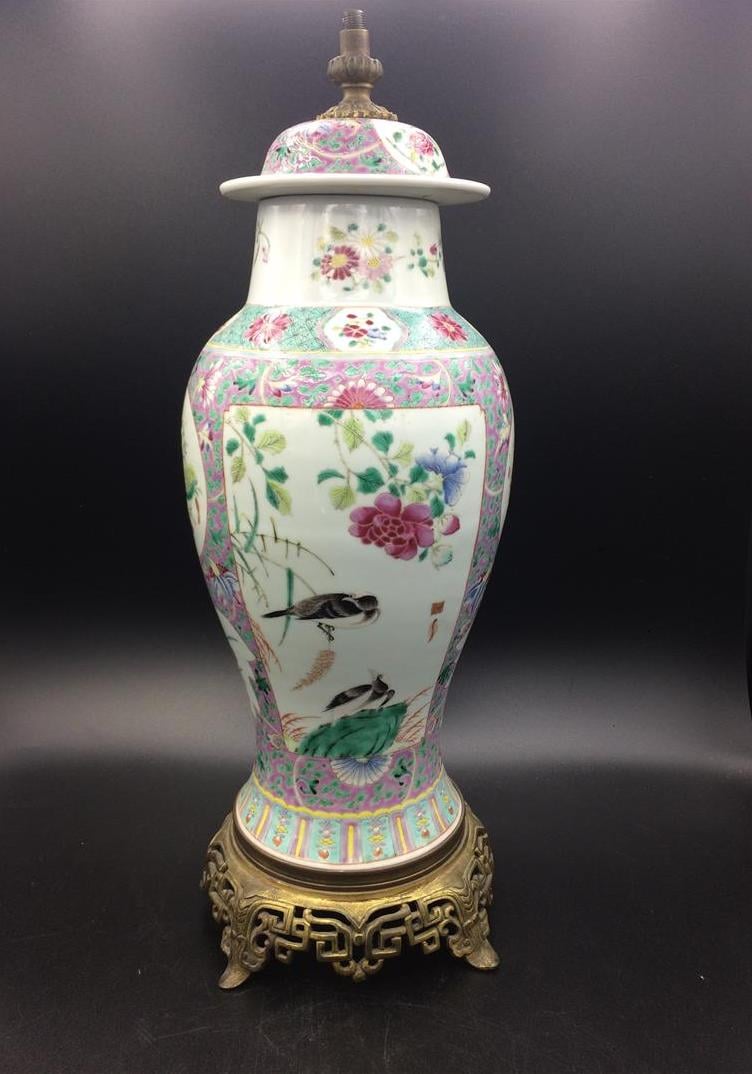 POTICHE COUVERTE EN PORCELAINE A DECOR POLYCHROME DANS LE STYLE DE LA FAMILLE R…