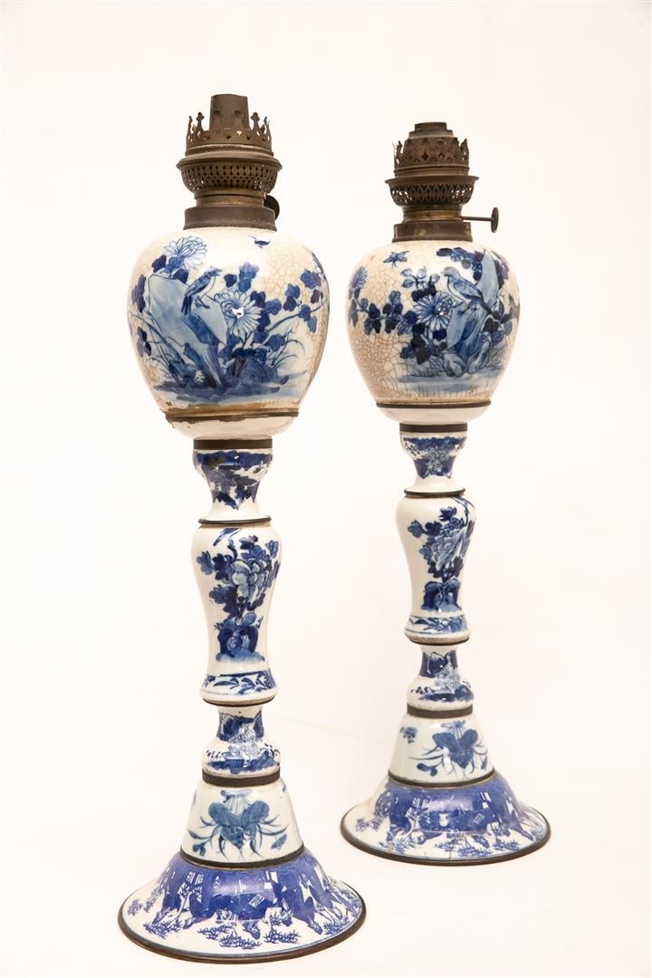 CURIOSITE - PAIRE DE LAMPES A L'HUILE COMPOSITES EN PORCELAINE BLEU BLANC - Chi…
