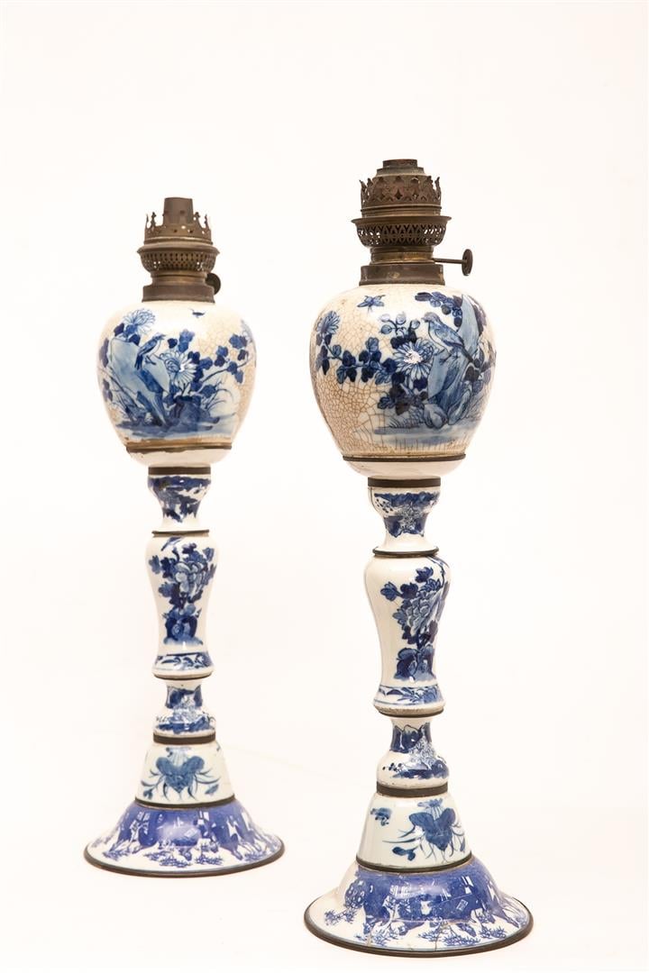 CURIOSITE - PAIRE DE LAMPES A L'HUILE COMPOSITES EN PORCELAINE BLEU BLANC - Chi…