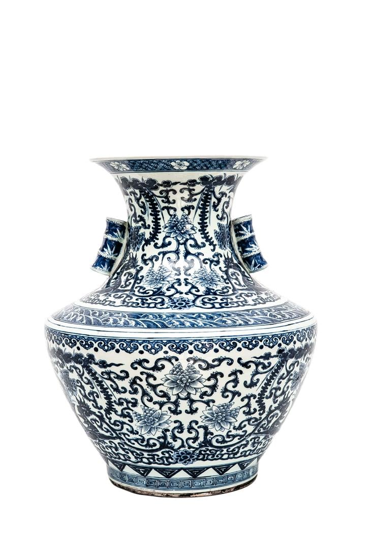 GRAND VASE ARCHAISANT EN PORCELAINE BLEU BLANC, HU - Chine - A large panse bomb…
