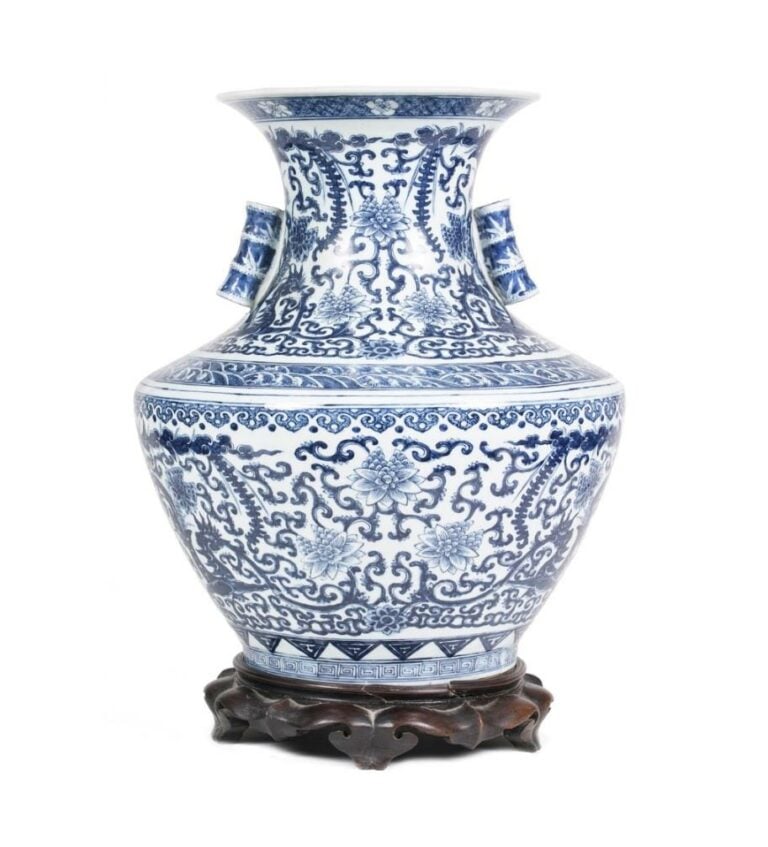GRAND VASE ARCHAISANT EN PORCELAINE BLEU BLANC, HU - Chine - A large panse bomb…
