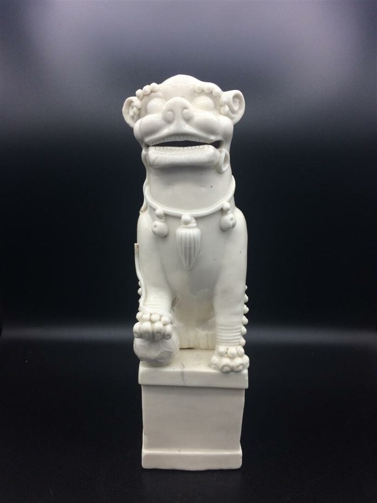 SUITE DE DEUX (2) PORTES-BATONS D'ENCENS EN PORCELAINE EMAILLEE " BLANC DE CHIN…