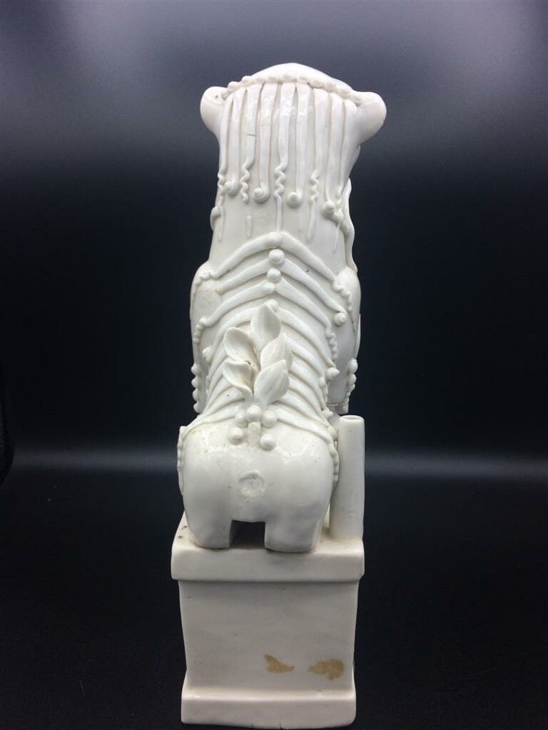 SUITE DE DEUX (2) PORTES-BATONS D'ENCENS EN PORCELAINE EMAILLEE " BLANC DE CHIN…