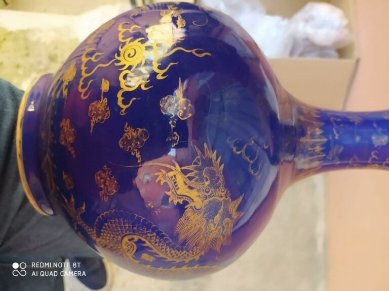 VASE EN FORME DE SPHERE CELESTE EN PORCELAINE BLEU NUIT ET OR, TIANQIUPING - Ch…