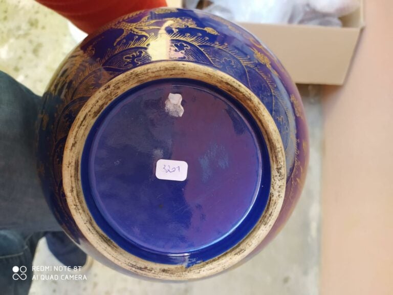 VASE EN FORME DE SPHERE CELESTE EN PORCELAINE BLEU NUIT ET OR, TIANQIUPING - Ch…
