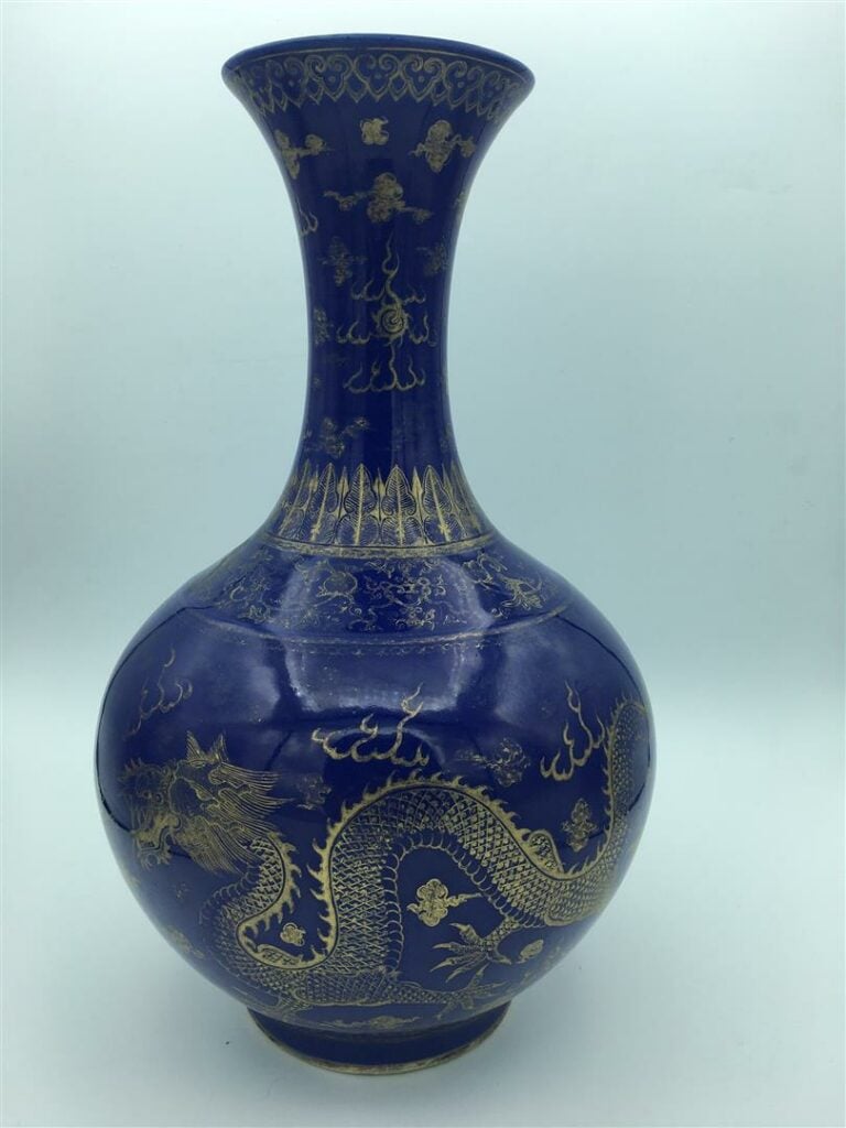 VASE EN FORME DE SPHERE CELESTE EN PORCELAINE BLEU NUIT ET OR, TIANQIUPING - Ch…