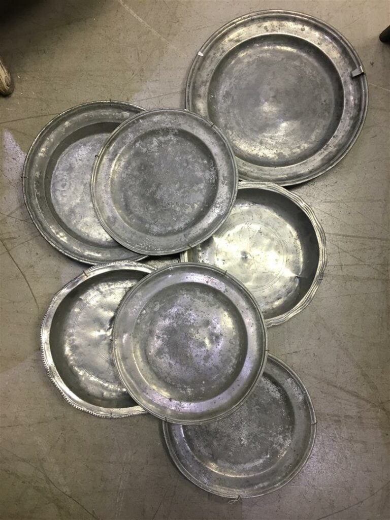 Lot de sept assiettes en étain (accidents et usures).