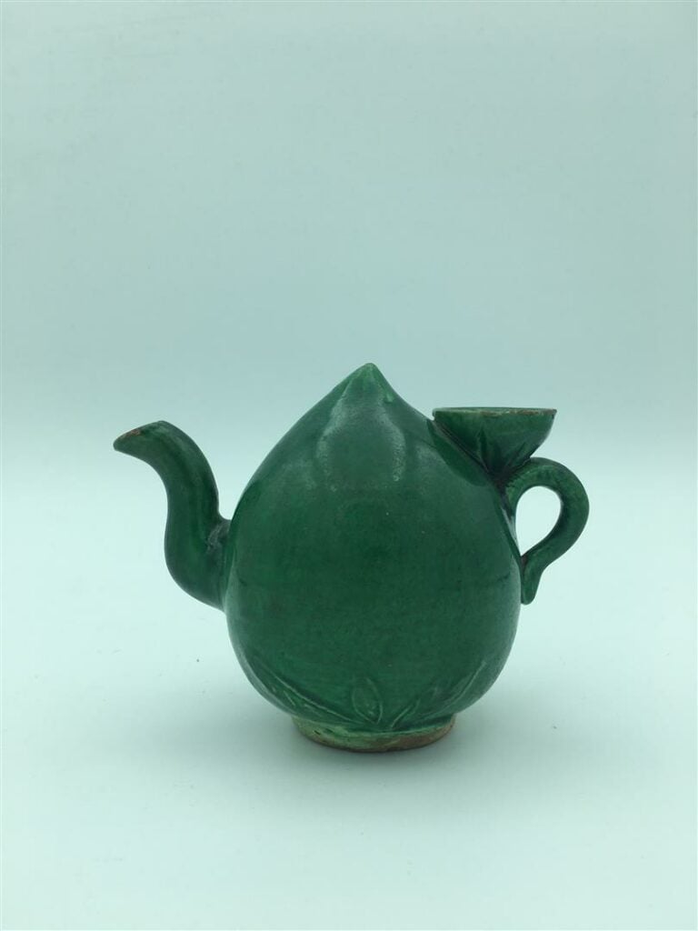 THEIERE EN FORME DE PECHE DITE CADOGAN - Chine, Dynastie Qing - Biscuit émaillé…