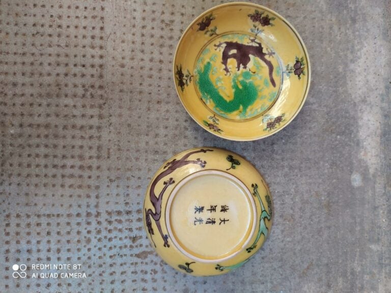 PAIRE DE COUPES EN PORCELAINE "OEUFS ET EPINARDS" - Chine - Circulaires, elles…