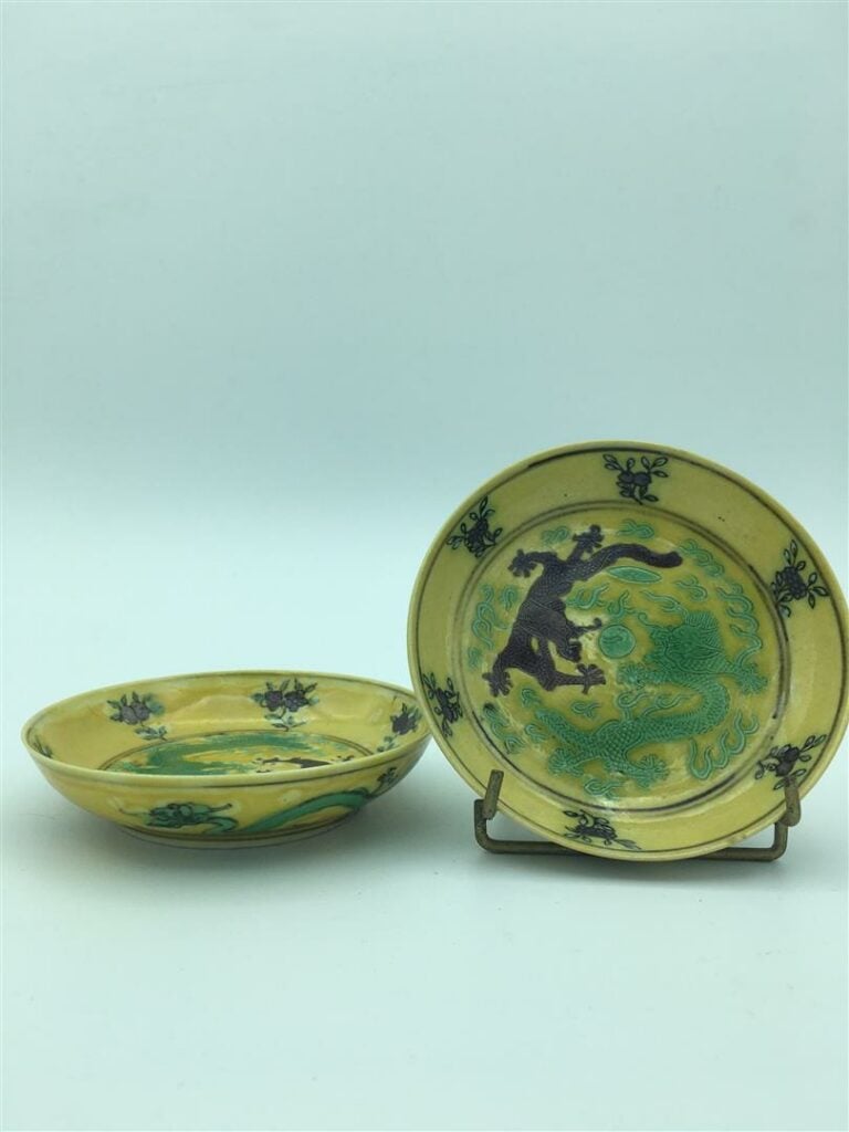 PAIRE DE COUPES EN PORCELAINE "OEUFS ET EPINARDS" - Chine - Circulaires, elles…