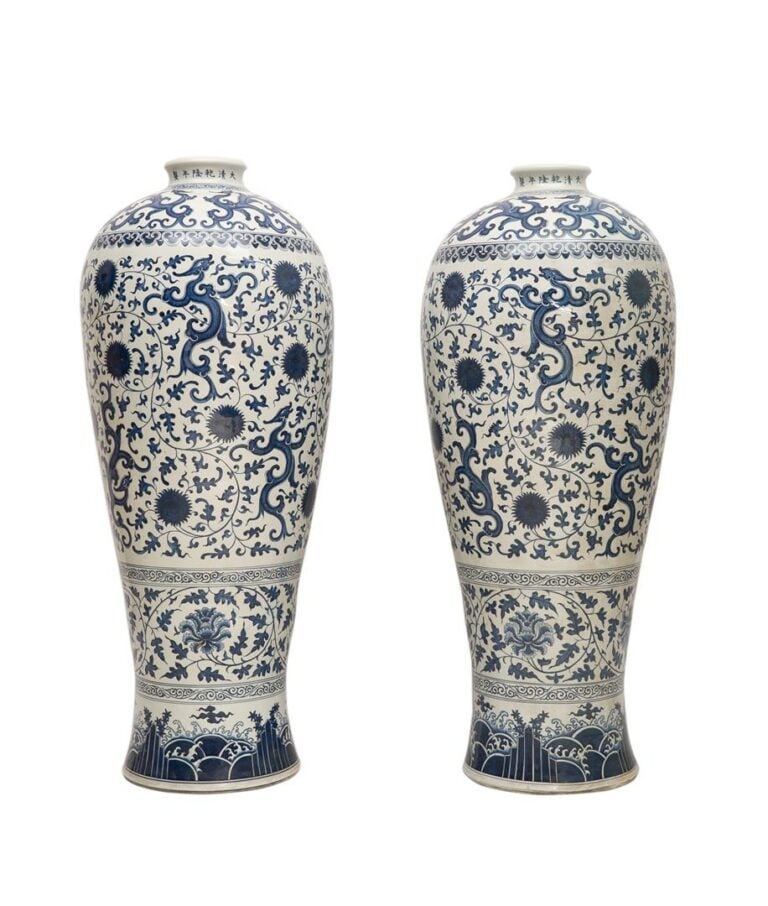SUITE DE DEUX (2) VASES MONUMENTAUX AUX DRAGONS EN PORCELAINE BLEU BLANC, MEIPI…