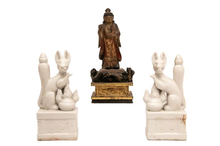 PAIRE DE STATUETTES DE LA DIVINITE INARI EN PORCELAINE - Japon, Période Meiji /…