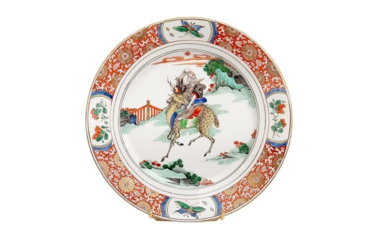ASSIETTE EN PORCELAINE ORNEE D'UN IMMORTEL - Moderne Elle est ornée dans une pa…