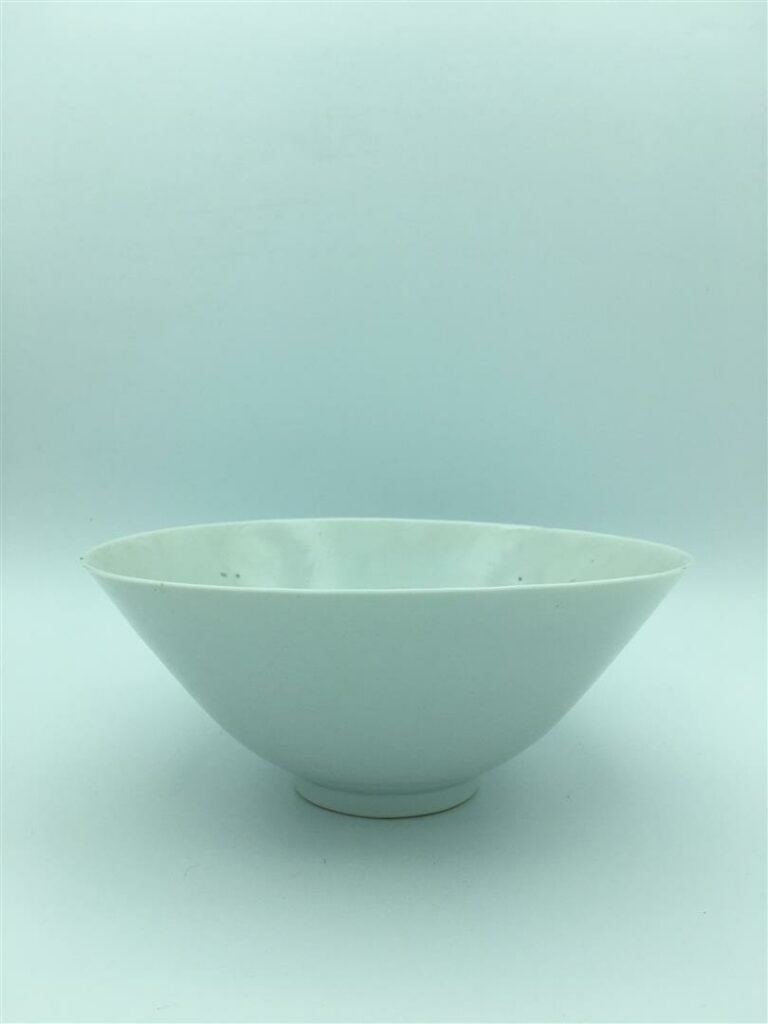 GRAND BOL EN PORCELAINE EMAILLEE BLANC - Chine - Conique et profond, il repose…